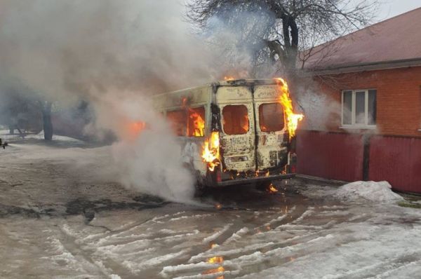 На Копровой улице в Туле сгорел микроавтобус