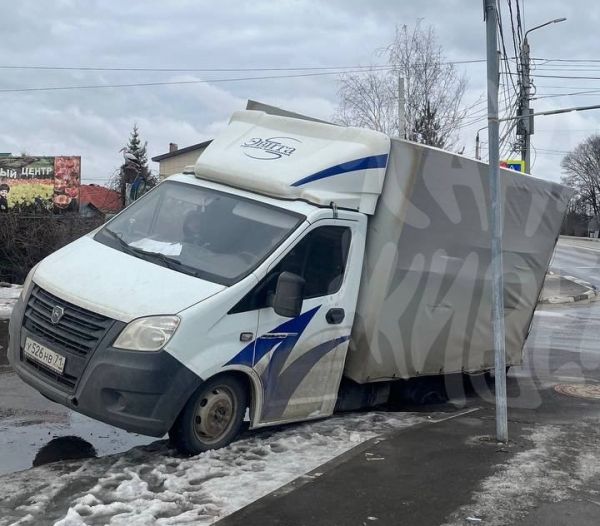 В Горелках грузовик провалился в асфальт