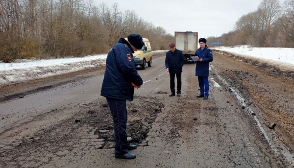 Прокуратура проверила состояние автодорог в Каменском районе