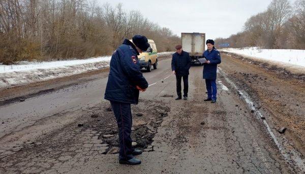 Прокуратура проверила состояние автодорог в Каменском районе