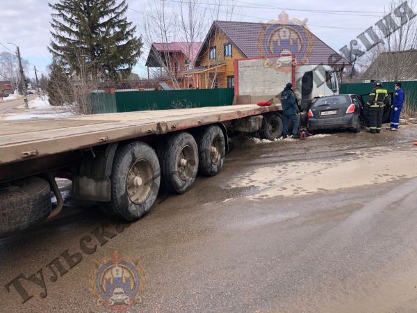 Три человека пострадали в ДТП с автопоездом в Веневе