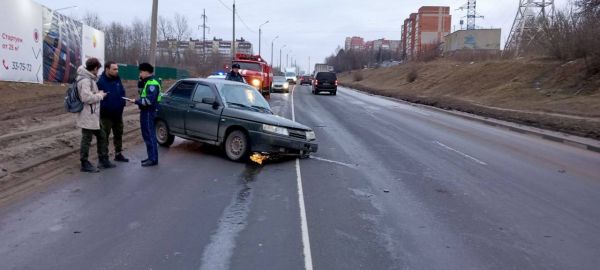 В Туле на Калужском шоссе у ВАЗа вырвало колесо после столкновения с Lada Vesta