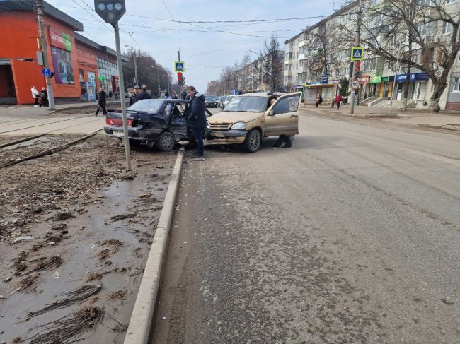 В ДТП на улице Металлургов в Туле пострадала 21-летняя девушка