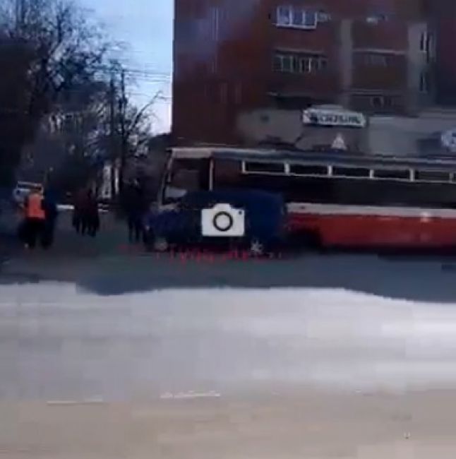 В Туле в трамвае упал пассажир