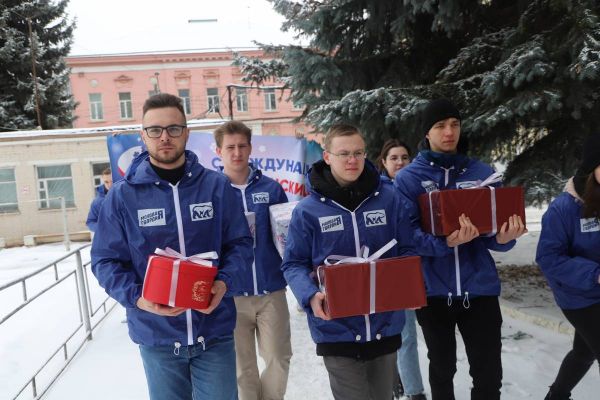 Волонтёры поздравили с Международным женским днём персонал военного госпиталя