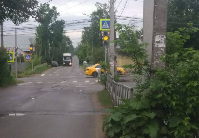 Светофор на перекрестке Карпова и Кобзева в Туле «завис» на желтом из-за перепадов напряжения