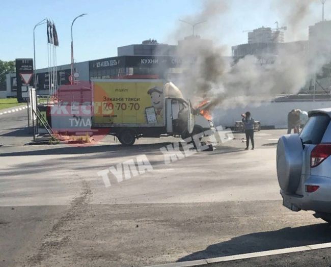 В Туле возле гипермаркета «Линия» загорелась Газель