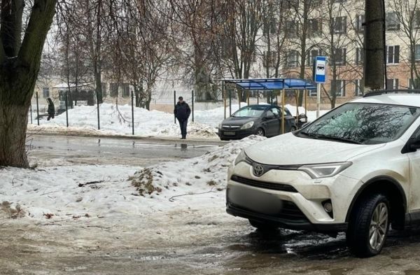 «Мой Opel, мои правила»: в Новомосковске водитель припарковался под крышей остановки общественного транспорта