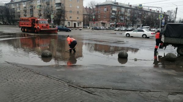 Коммунальщики откачивают воду с Красноармейского проспекта в Туле