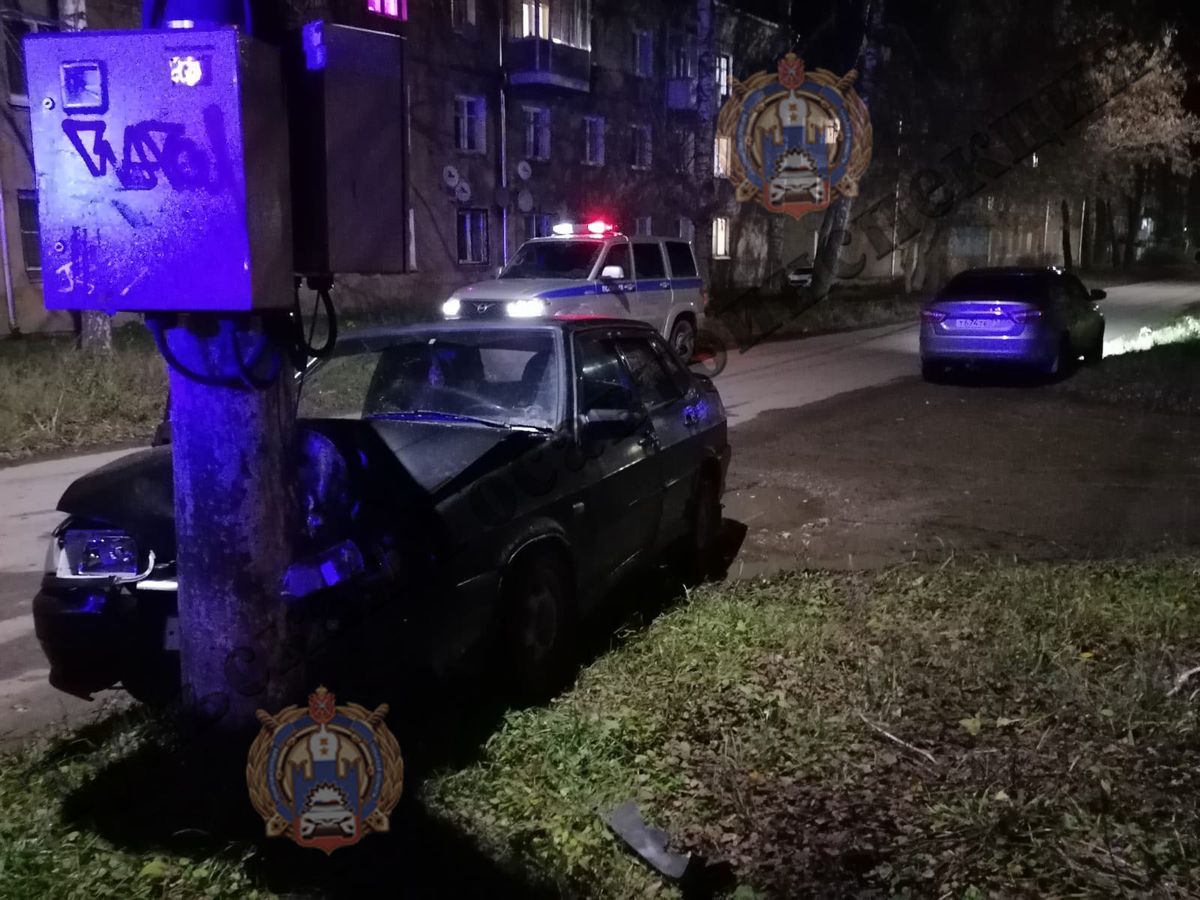 В Тульской области женщина с ребенком наехала на опору линии электропередачи