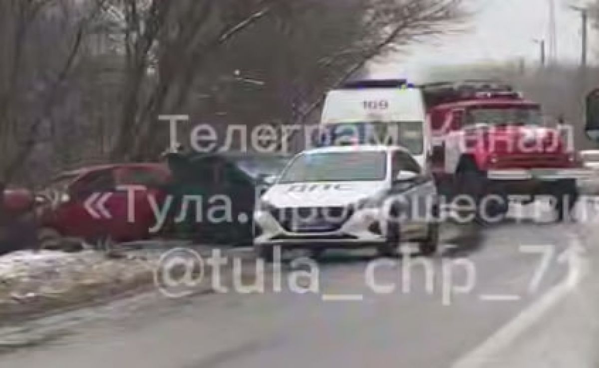 В Туле на улице Скуратовской столкнулись Peugeot и Opel