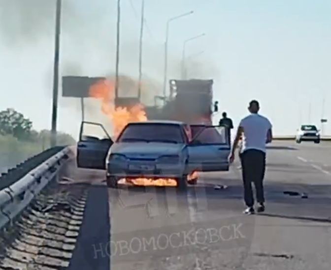 На трассе около Новомосковска полыхает автомобиль