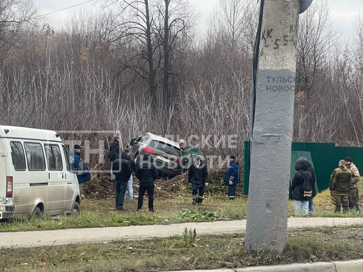 В Туле водитель врезался в забор и скрылся с места ДТП