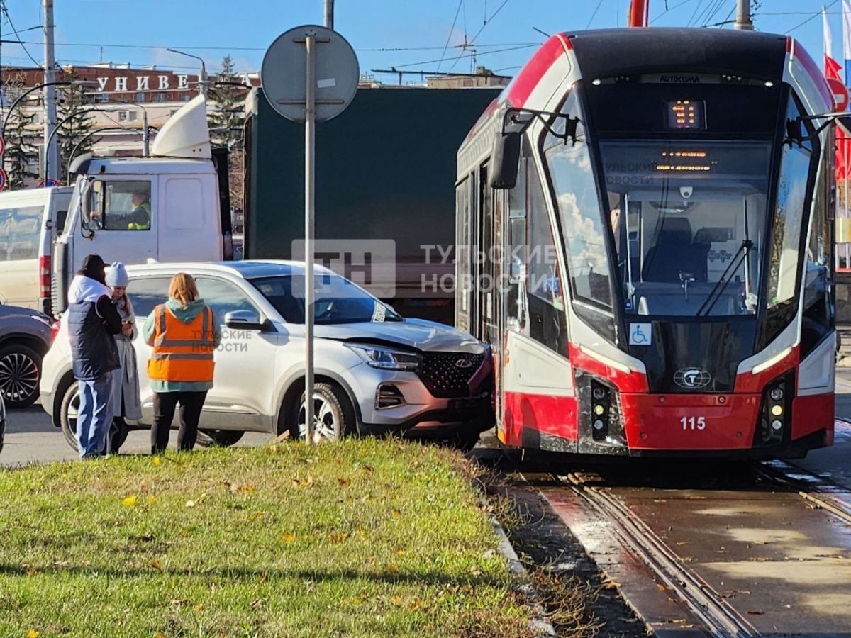 В центре Тулы встало движение из-за ДТП с трамваем и легковушкой