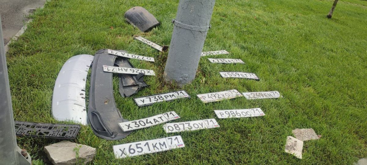 Туляки потеряли госномера от автомобилей во время потопа на улице Лейтейзена Туляки потеряли госномера от автомобилей во время потопа на улице Лейтейзена