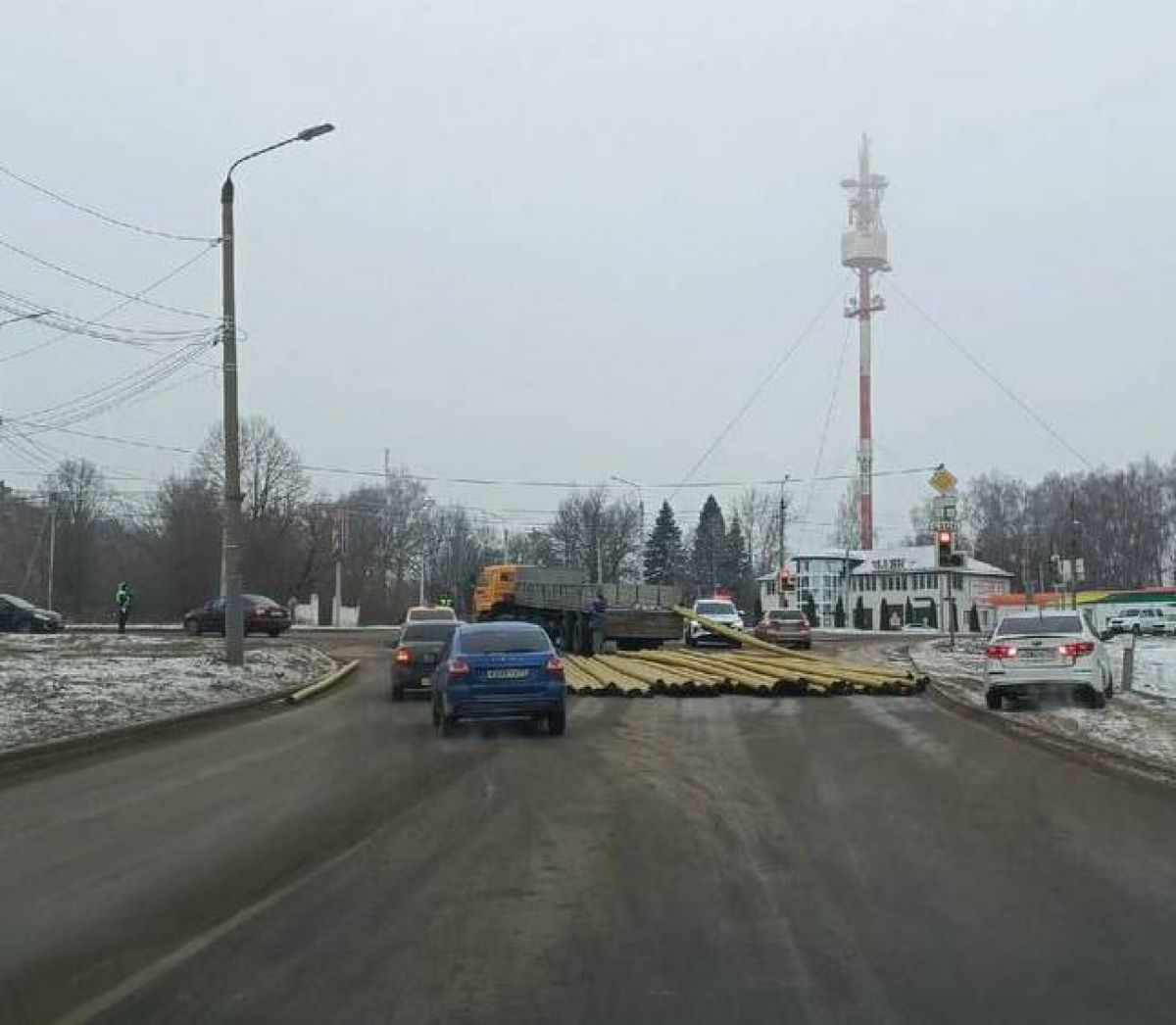 Трубы выпавшие из большегруза перегородили полосу на выезде из Щекино