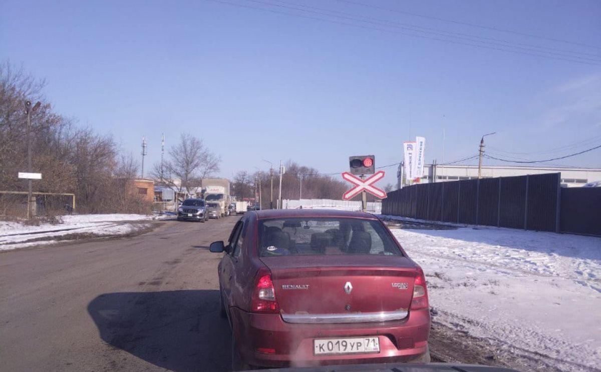 Сломавшийся светофор парализовал движение на Ханинском проезде в Туле