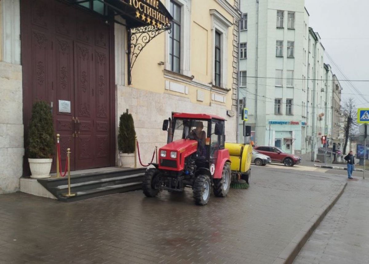 С улиц города продолжают убирать смет