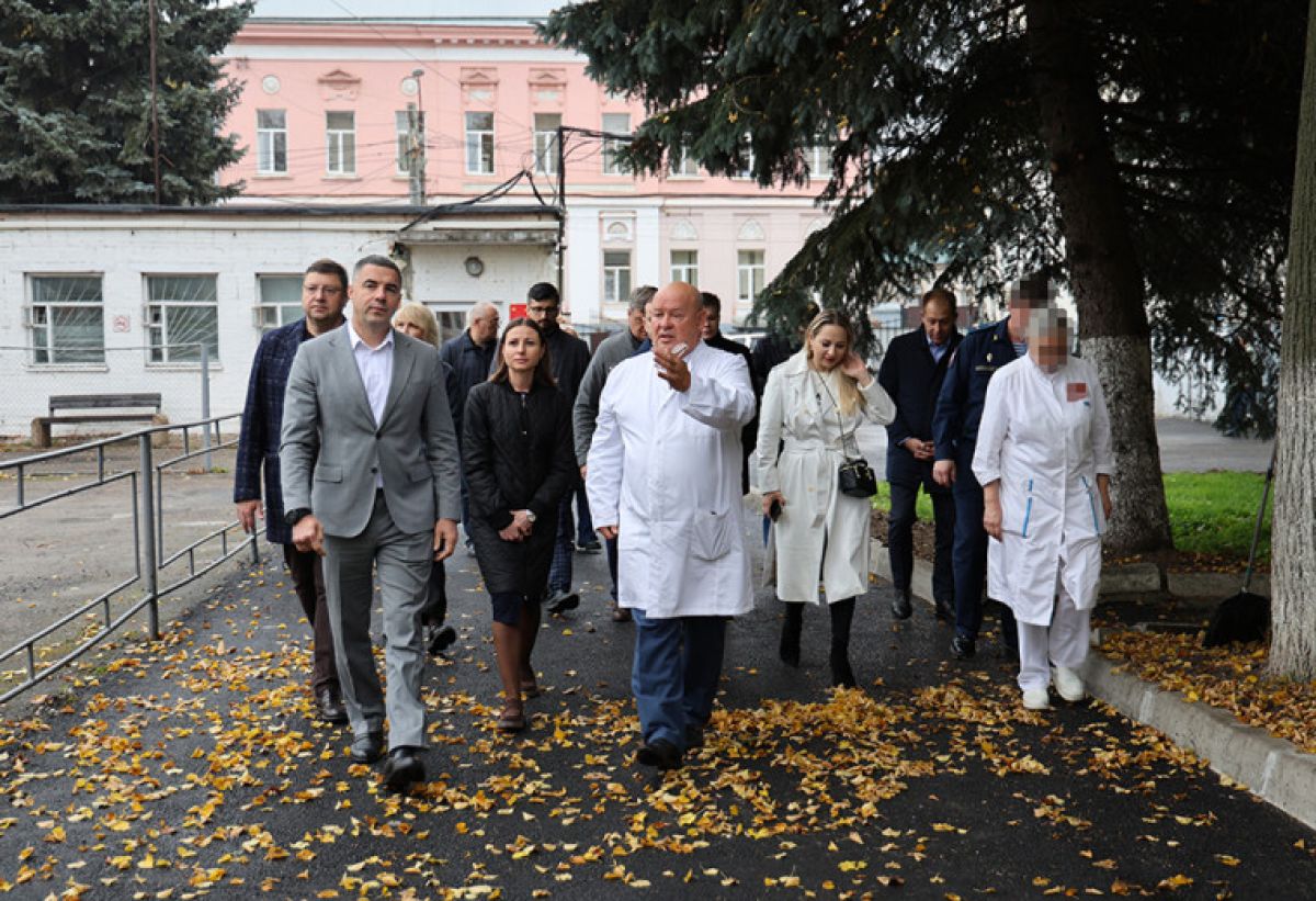 Алексей Эрк и депутаты гордумы передали военному госпиталю медицинское оборудование