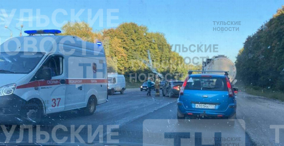 В Туле на Новомосковском шоссе произошло серьезное ДТП