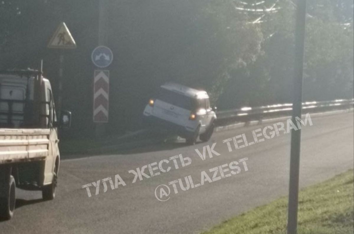Заснул: в Туле на улице Рязанской водитель Skoda залетел на отбойник