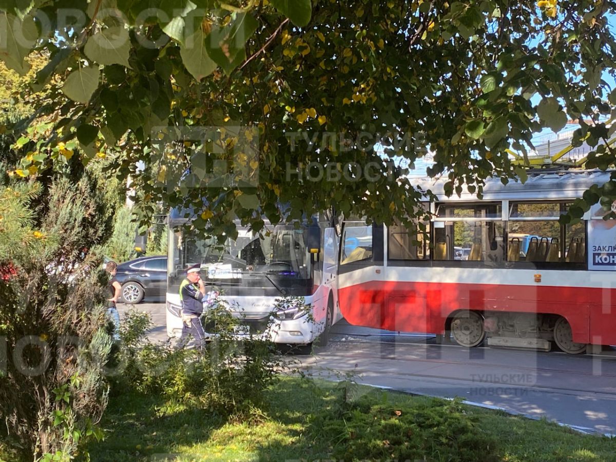 В Туле на проспекте Ленина столкнулись автобус и трамвай