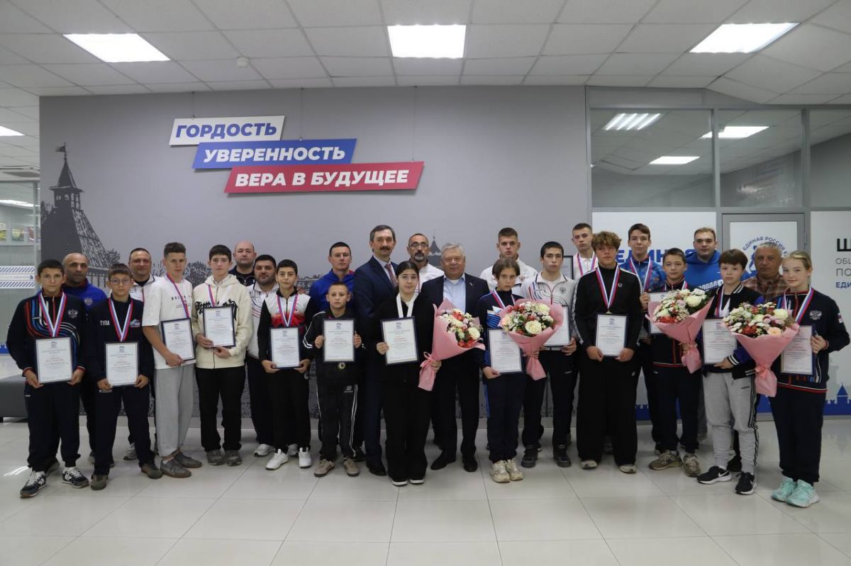 Николай Воробьев наградил тульских рукопашников