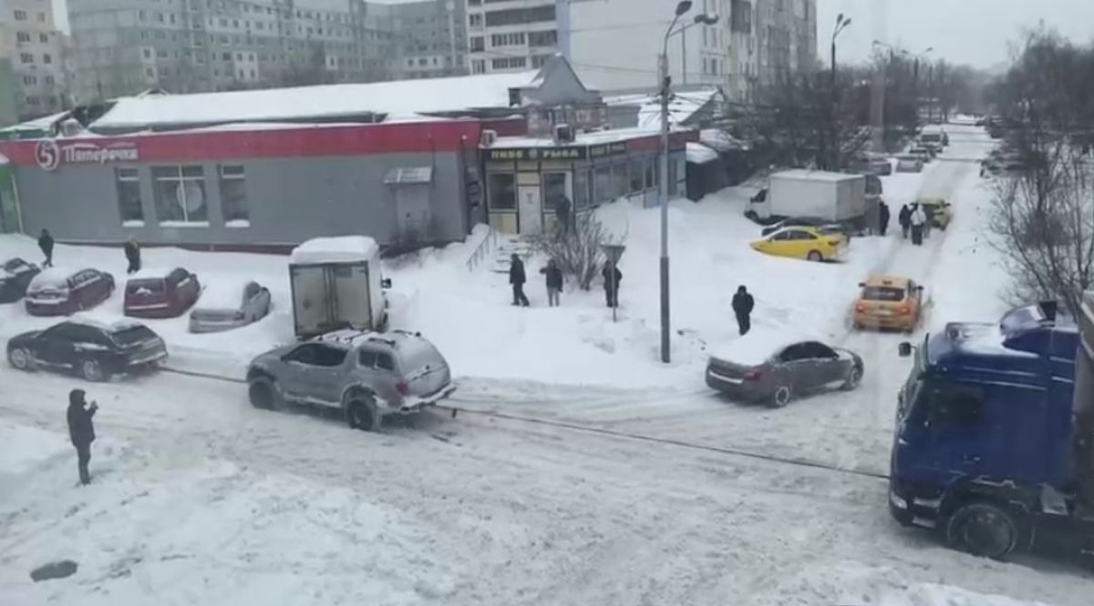 Туляки помогли водителю фуры подняться в горку во время снегопада. Видео