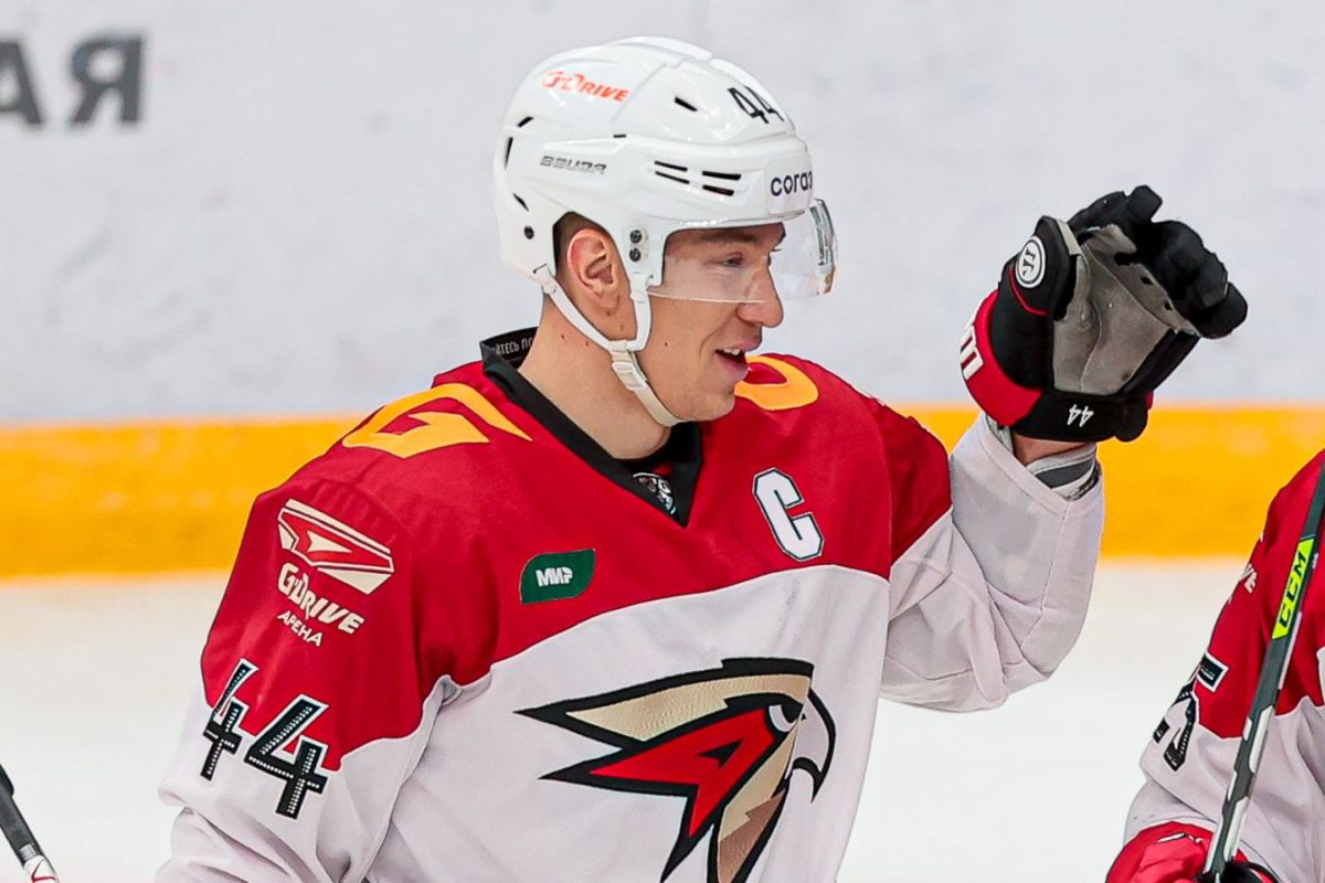 Дамир Шарипзянов стал первым защитником в истории КХЛ, сделавшим два хет-трика