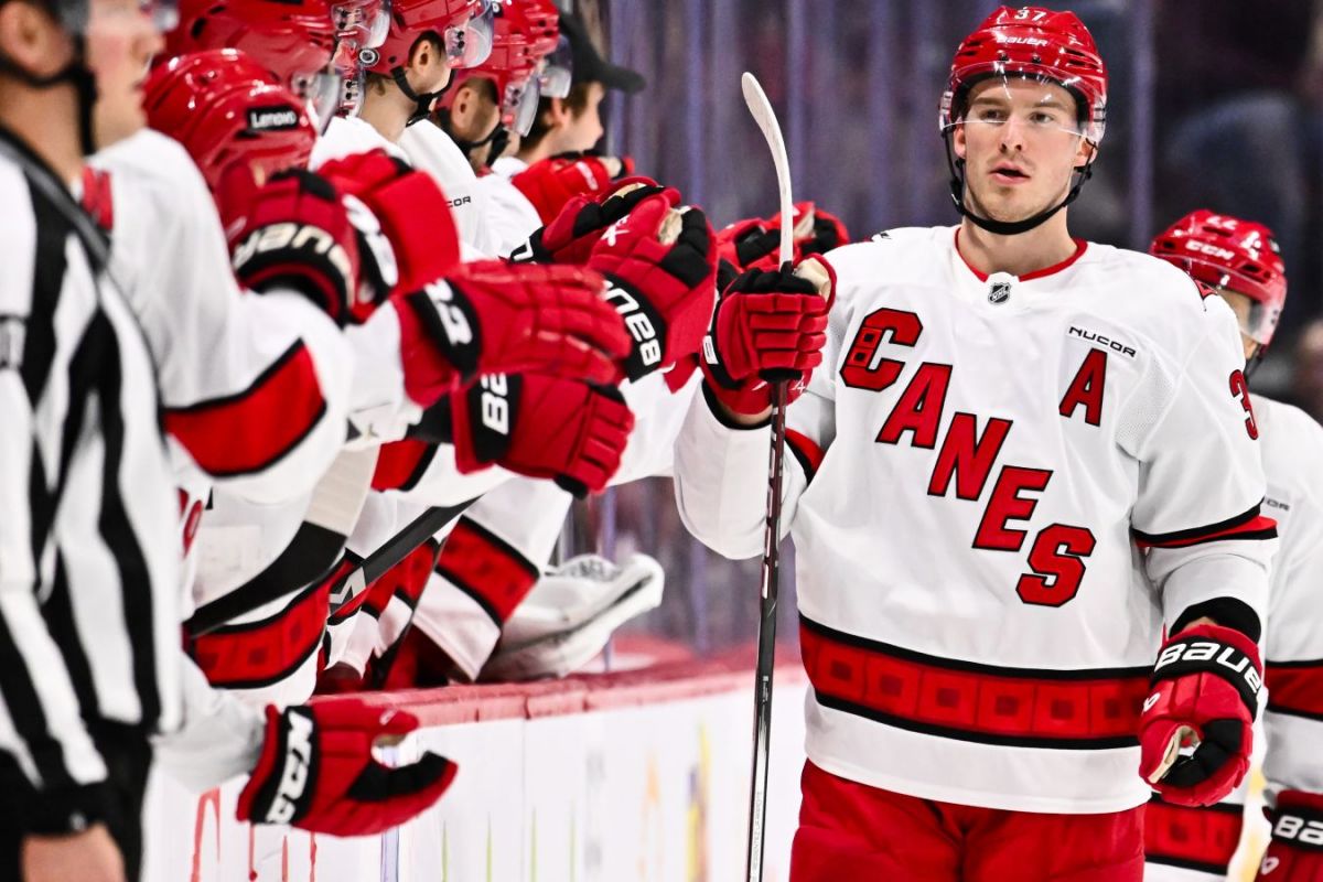Три шайбы Свечникова помогли «Каролине» одержать выездную победу над «Нью-Джерси» в НХЛ