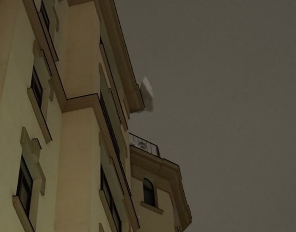 Нависшая угроза: жители 17 дома на Свободы в Туле заметили огромную глыбу, свисающую с крыши