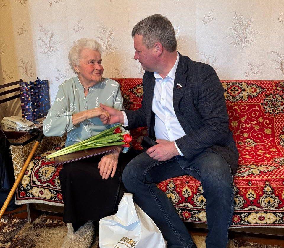 Депутат Тульской областной Думы Юрий Моисеев поздравил Анастасию Антонову с 90-летием