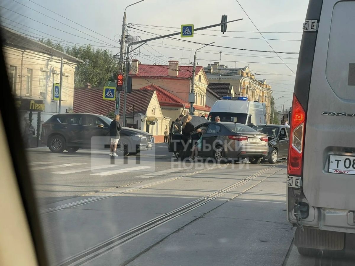 В Туле на улице Октябрьской произошло тройное ДТП: на место прибыла скорая помощь
