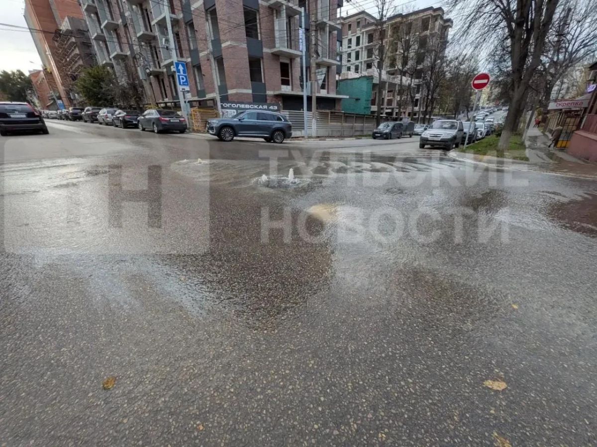 В Туле на пересечении улиц Тургеневской и Гоголевской произошел прорыв из канализации
