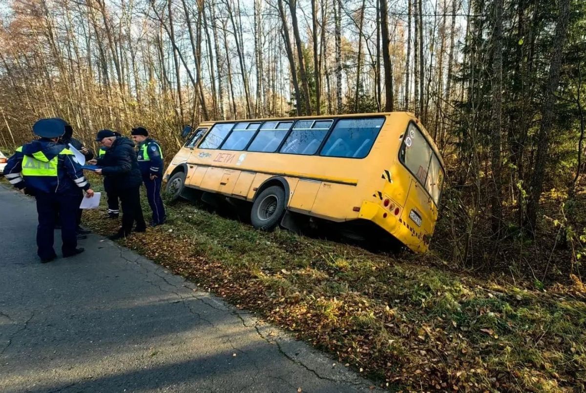 В Петушинском районе опрокинулся школьный автобус