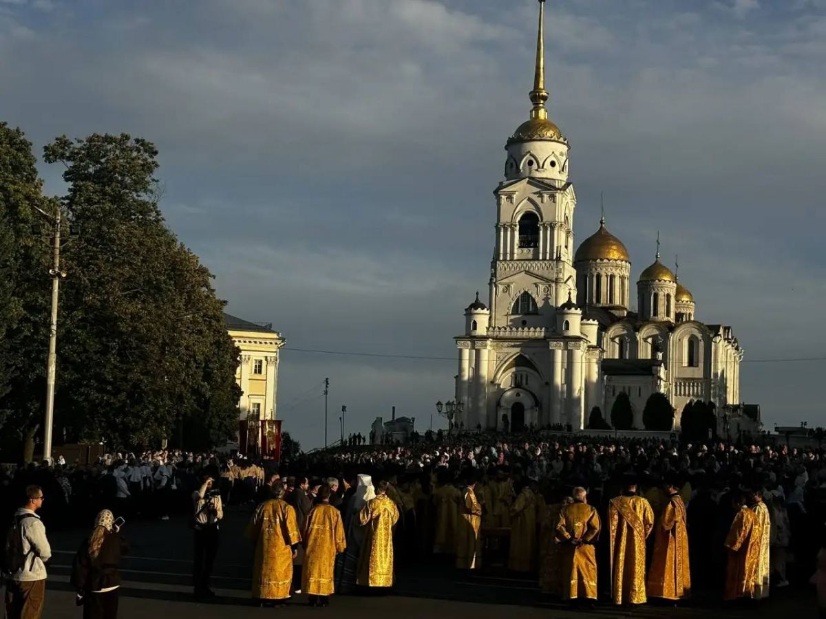 Несколько тысяч владимирцев собрались на крестный ход в честь прибытия мощей Спиридона Тримифунтского