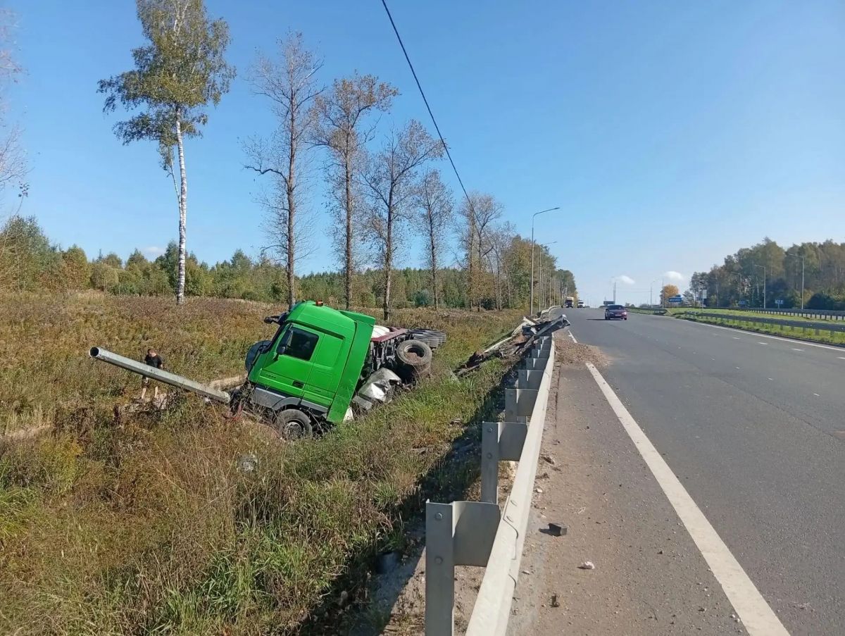Во Владимирской области на трассе М-7 опрокинулся грузовик