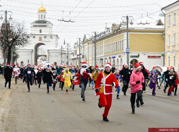 По центру Владимира пробежали тысячи дедов Морозов