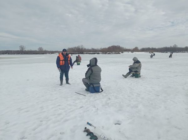 Во Владимирской области сотрудники МЧС начали предупреждать рыбаков о таянии льда