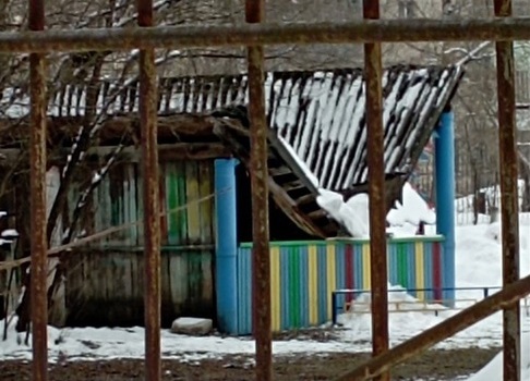 В одном из детсадов Владимирской области рухнувшая под тяжестью снега веранда придавила ребенка