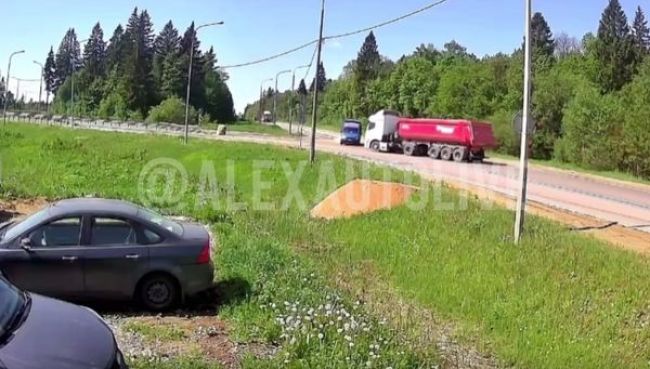 Во Владимирской области легковой автомобиль столкнулся с грузовым