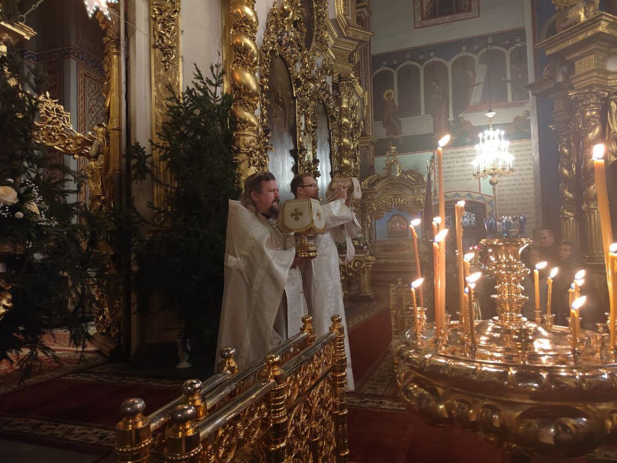 Во Владимире в Успенском соборе проходят рождественские богослужения: фоторепортаж