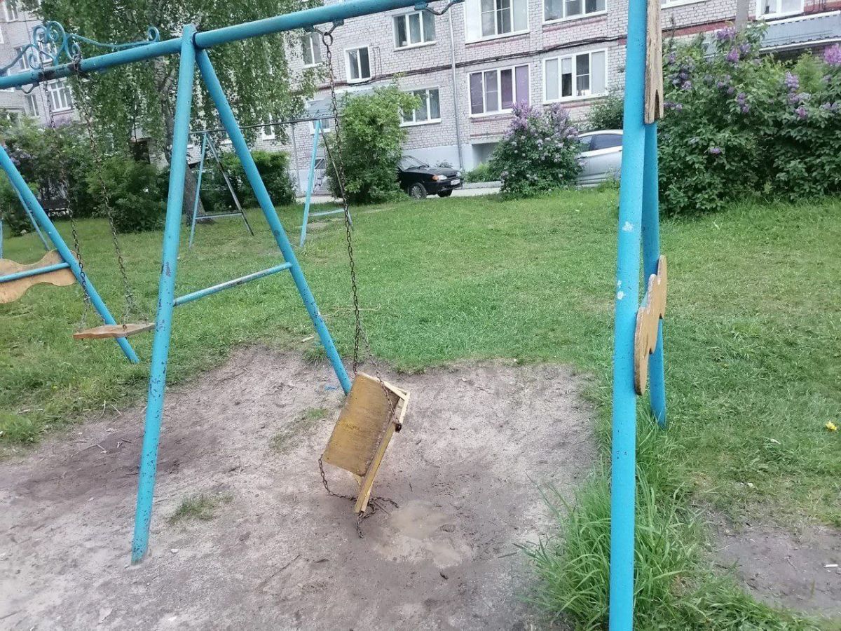 Владимирская прокуратура поставила на вид властям опасные качели в Красной Горбатке