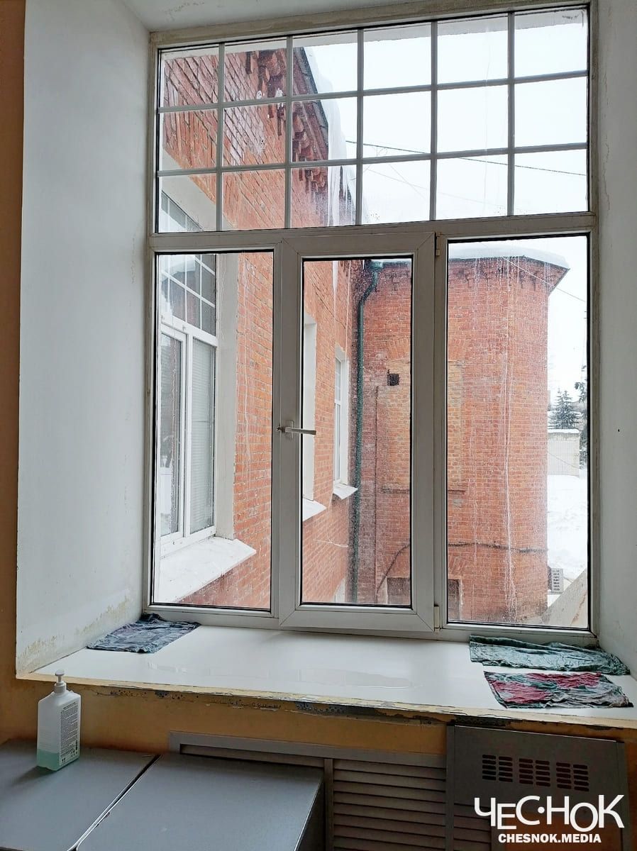 krasnyj-krest-techet-krysha-3