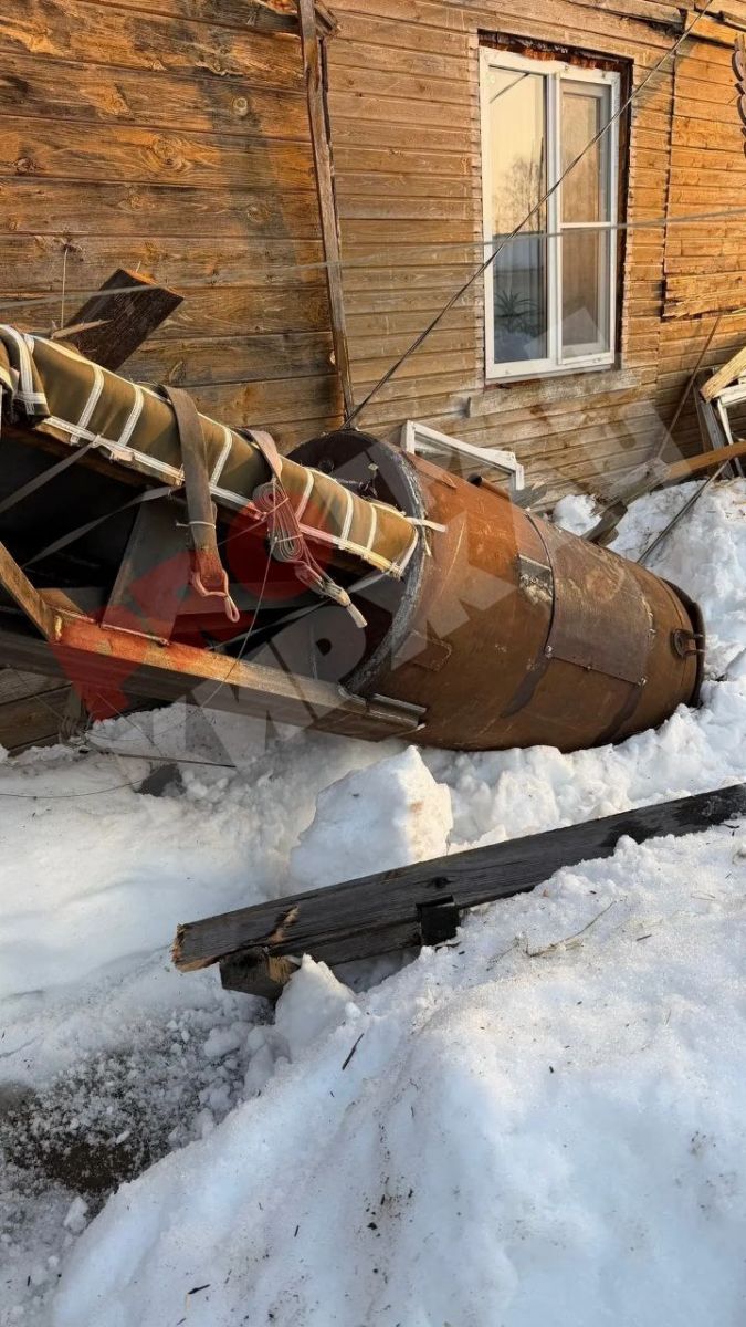 В Киржачском округе на дом упала болванка от парашюта