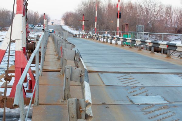 Мост в Воронежской области снова развели из-за паводка