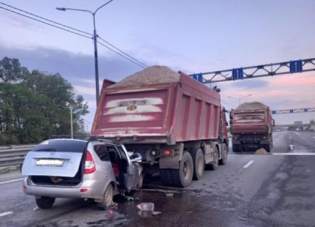 Под Воронежем «Лада» влетела под остановившийся грузовик