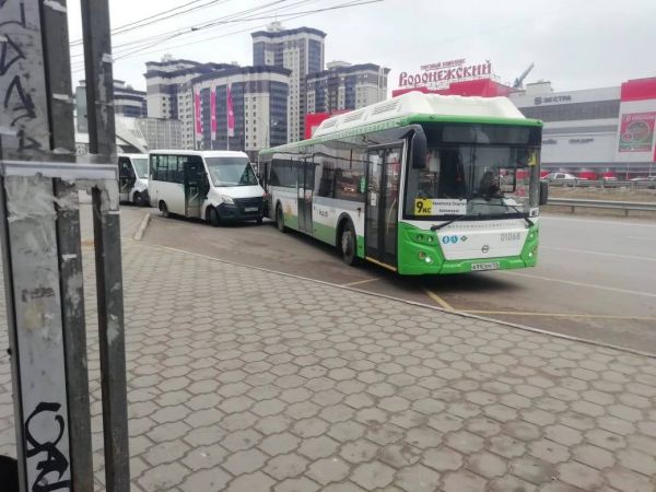 Автобус и маршрутка столкнулись в Воронеже у остановки