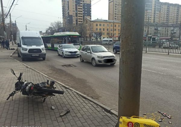 Воронежец на скутере попал в больницу после столкновения с автомобилем