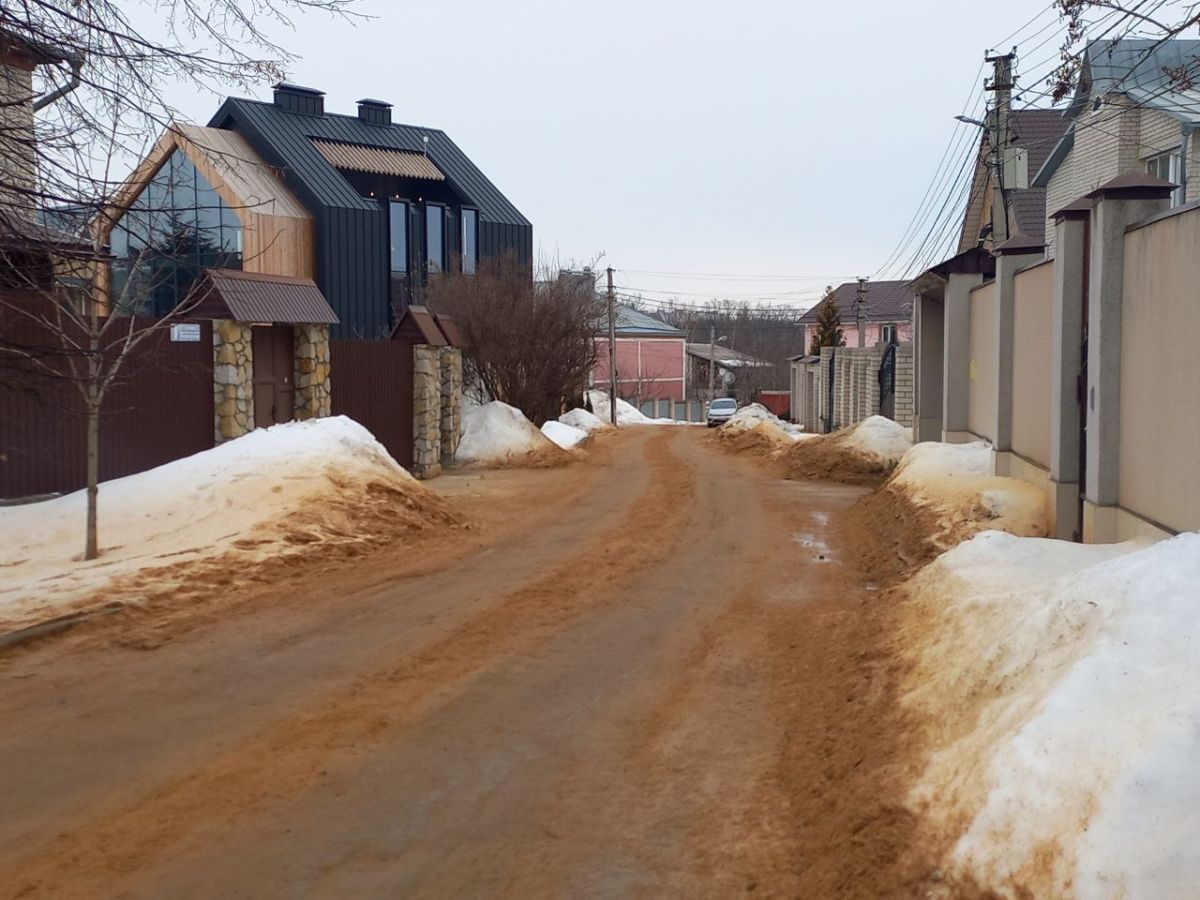 В борьбе с гололёдом одна из улиц Воронежа превратилась в песчаный пляж